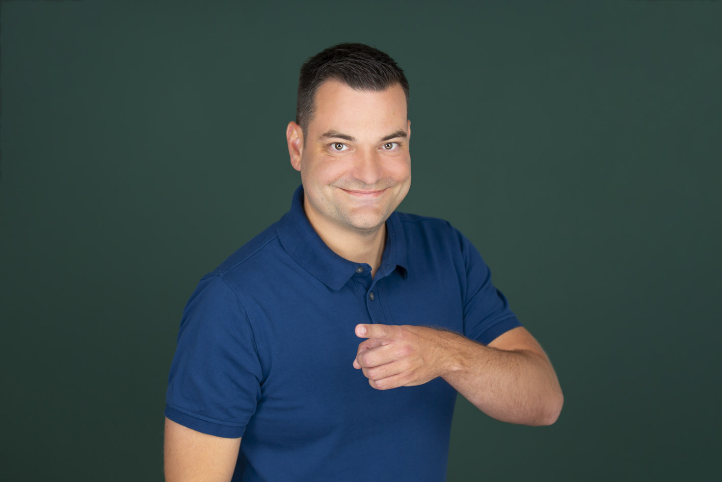 Daniel Wagner vor grünem Hintergrund Daniel Wagner vor einem grünen Hintergrund