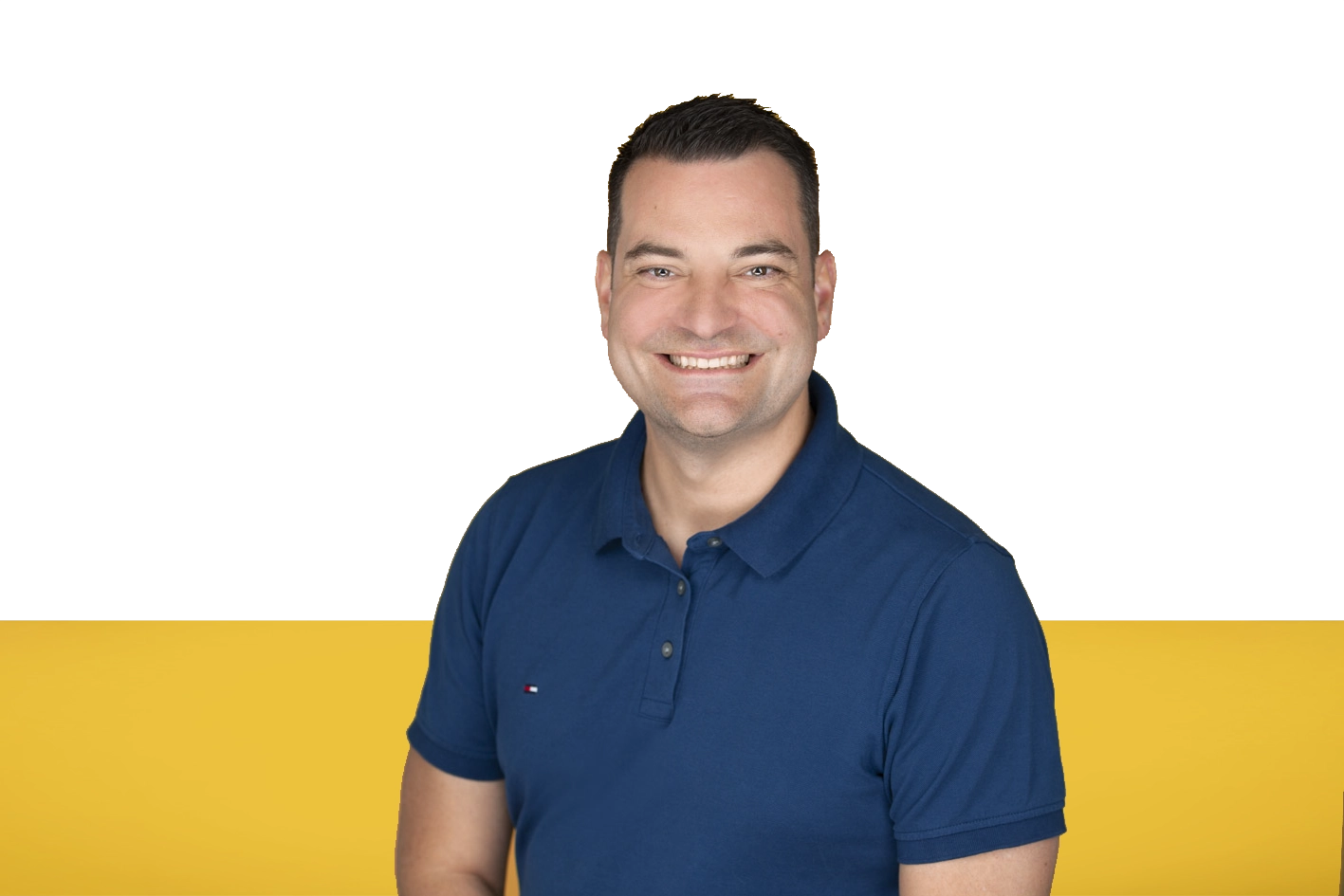 Daniel Wagner Daniel Wagner sitzend, vor einem gelben Hintergrund
